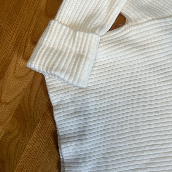 Altar’d State cuffed sleeve turtleneck. Size S - Picture 2 of 3